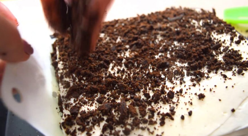 Торт из пряников: Верх торта украшаем тёртым шоколадом или ореховой крошкой.