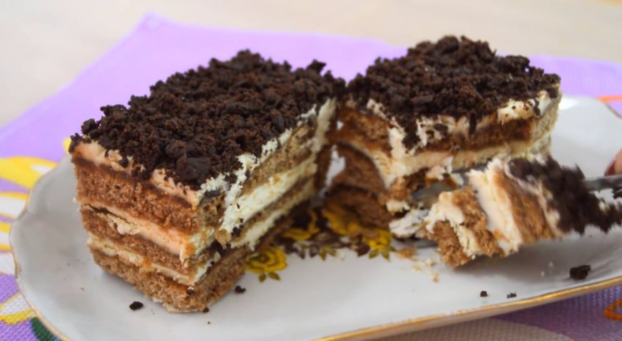 Торт из пряников: Отправляем торт в холодильник на 6-10 часов для пропитывания. Нарезаем на порционные куски, и подаём к столу. Приятного аппетита!