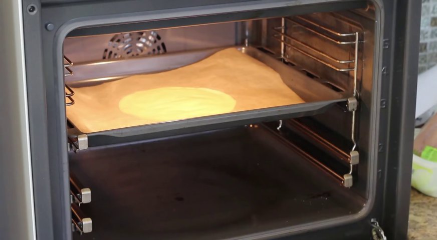 Торт молочная девочка: Выкладываем тесто на противень, и отправляем выпекаться в духовку, разогретую до температуры 180*С в течение 5-7 минут.