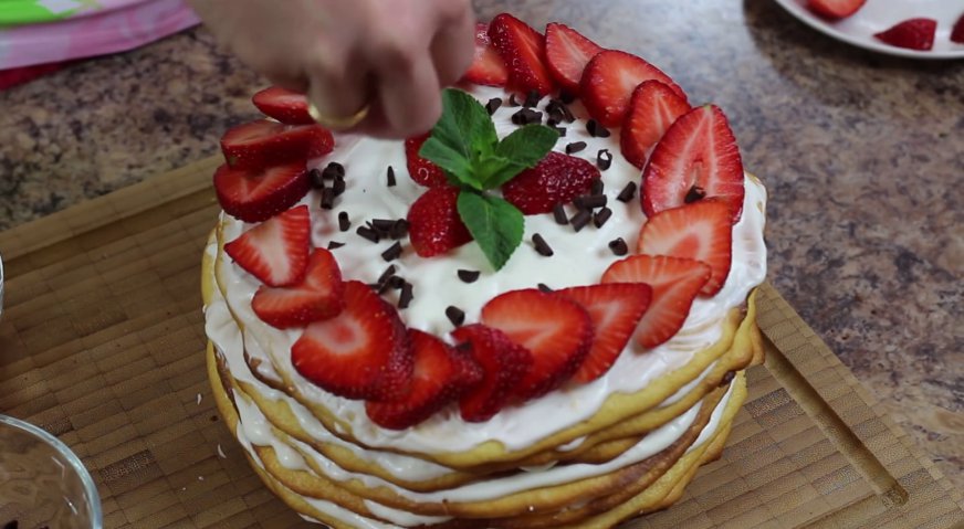 Торт молочная девочка: Украшаем торт дольками ягод, мятными листочками и шоколадной крошкой. Разрезаем на порционные куски, и подаём к столу. Приятного