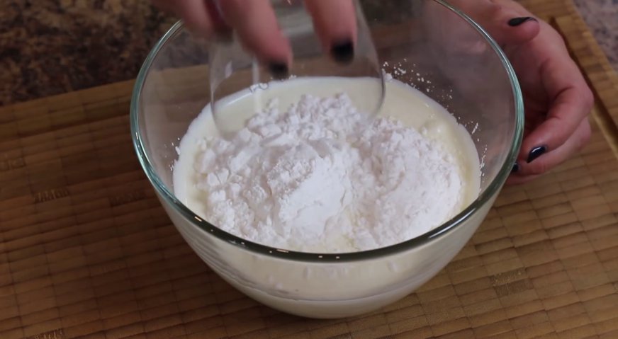 Торт молочная девочка: Пока тесто настаивается, готовим крем. Для этого смешиваем сливки с сахарной пудрой.