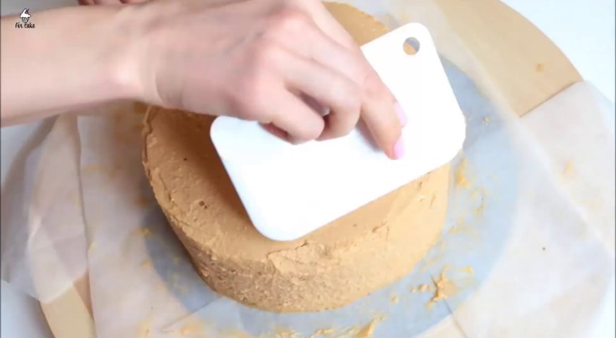 Торт Москва: Выравниваем верх и бока торта, делая их максимально гладкими, и снова убираем торт ненадолго в морозильную камеру.