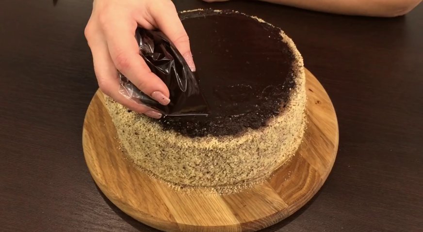 Торт Прага: Покрываем верх торта шоколадной помадкой.