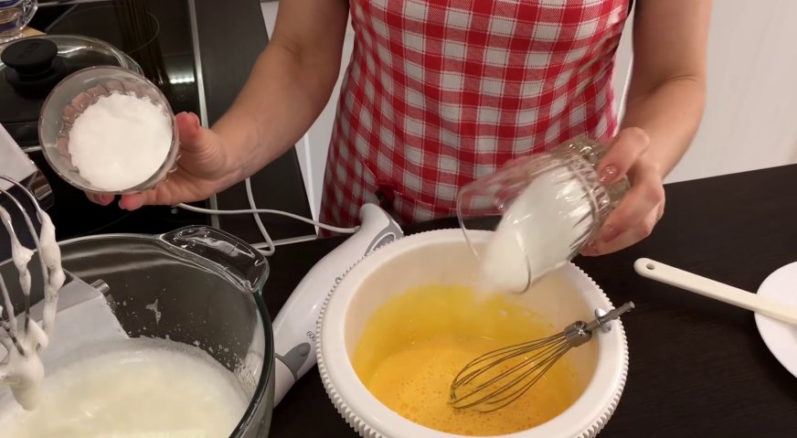 Торт Прага: Добавляем во взбитые белки и желтки по 75 грамм сахара и по щепотке ванилина, продолжаем взбивать.