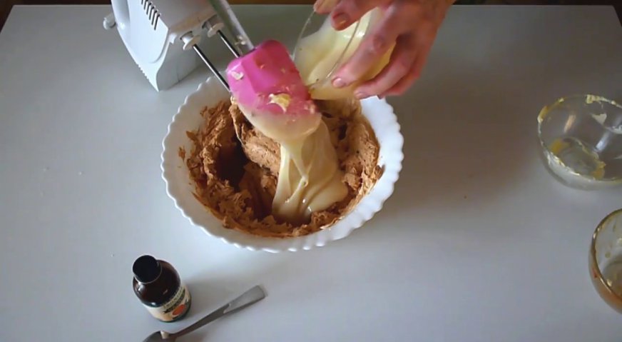 Торт рыжик: Следующим этапом вводим в массу обычное сгущённое молоко и апельсиновый экстракт, и снова взбиваем до однородности.