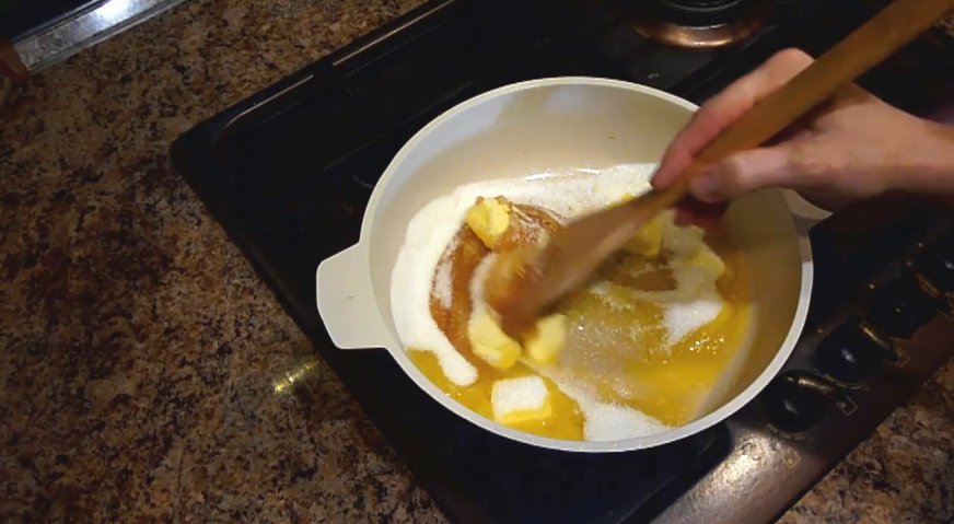 Торт рыжик: В небольшой кастрюльке на малом огне растопим сливочное масло, сахар и мёд.