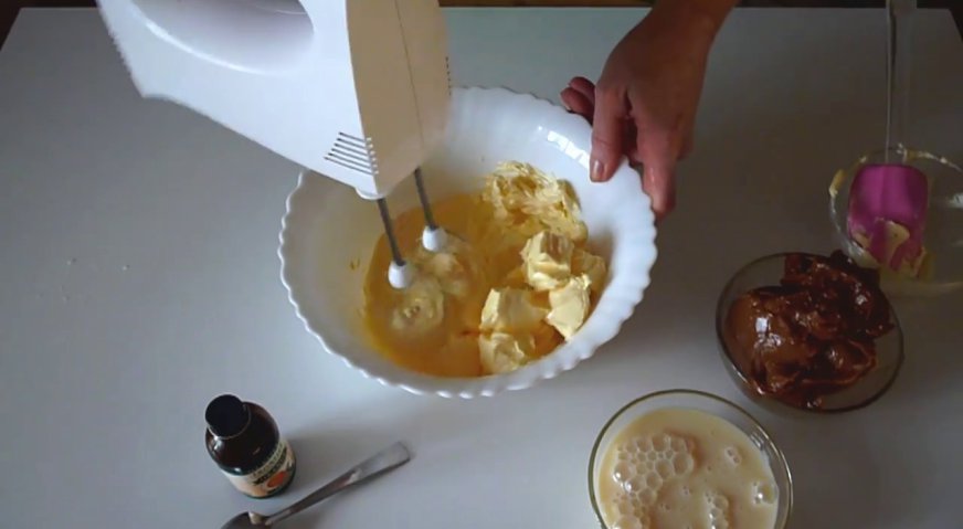 Торт рыжик: Приступим к приготовлению крема. Для этого взбиваем миксером мягкое сливочное масло.