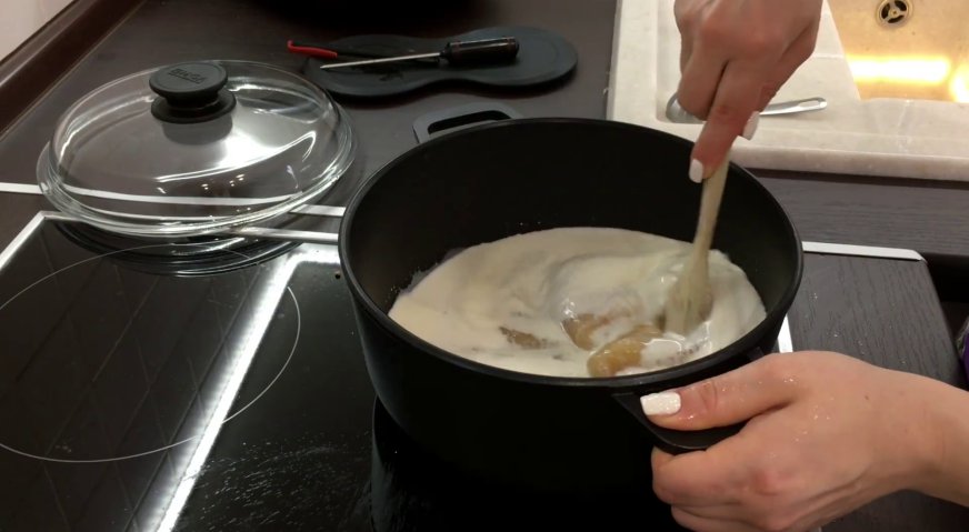 Торт сникерс: Готовим карамель. В кастрюлю с толстым дном высыпаем сахар, выливаем сливки, молоко, и выкладываем глюкозный сироп. Ставим на огонь, и постоянно
