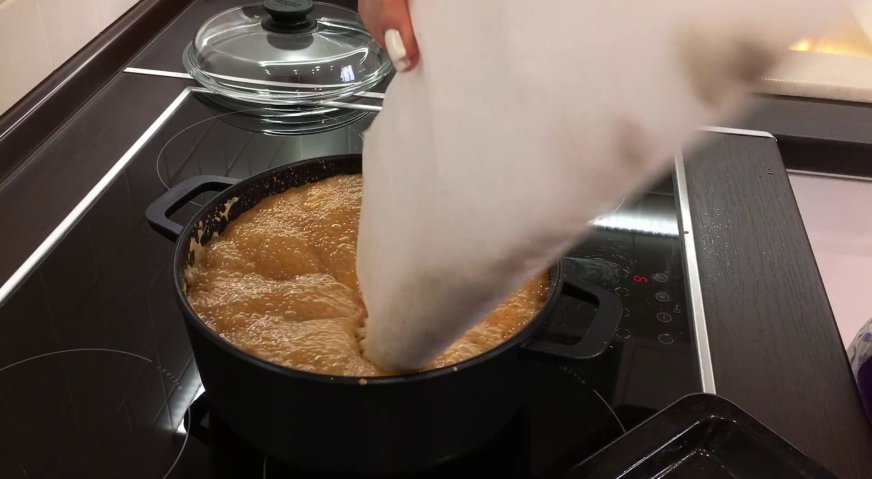 Торт сникерс: Снимаем карамель с огня, и высыпаем в ещё кипящую массу подсушенный в духовке арахис. Тщательно перемешиваем.