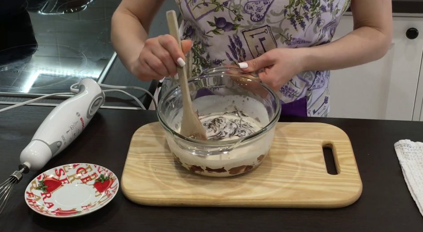 Торт сникерс: Спустя 2-3 минуты растаявший шоколад перемешиваем со сливками до однородности.