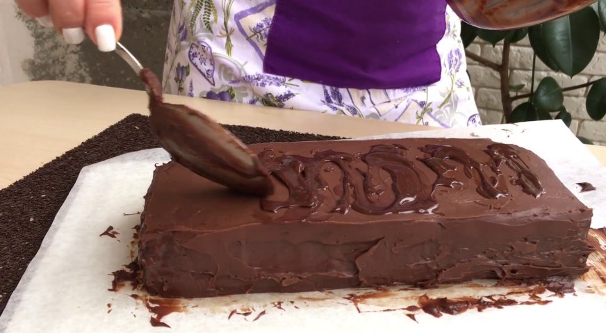 Торт сникерс: Оставшимся шоколадом рисуем разводы, как на батончике сникерса.