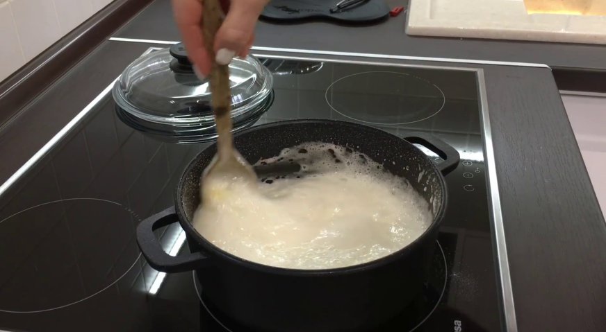 Торт сникерс: В кастрюле поднимется пышная пена. Перемешиваем сироп до тех пор, пока пена не осядет.