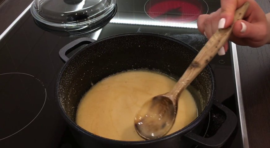 Торт сникерс: Через 5-6 минут сироп приобретает карамельный цвет. Но пузырьки из него не исчезают. Отставляем его в сторону, и ждём, пока он не станет