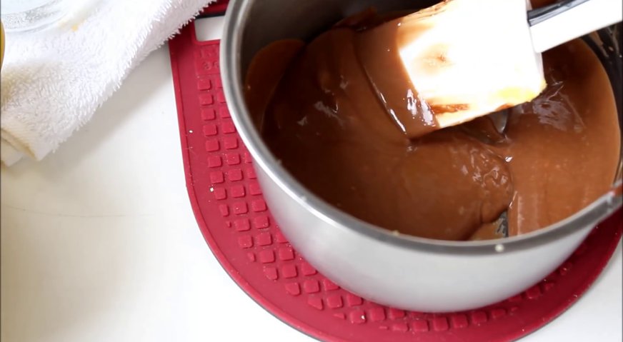 Торт три шоколада: Когда желатин растворится, и масса станет однородной, оставляем её остывать до комнатной температуры.