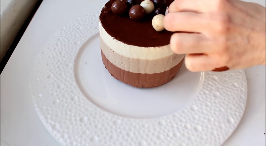 Торт три шоколада: Посыпаем верх торта какао, а сверху выкладываем декор.