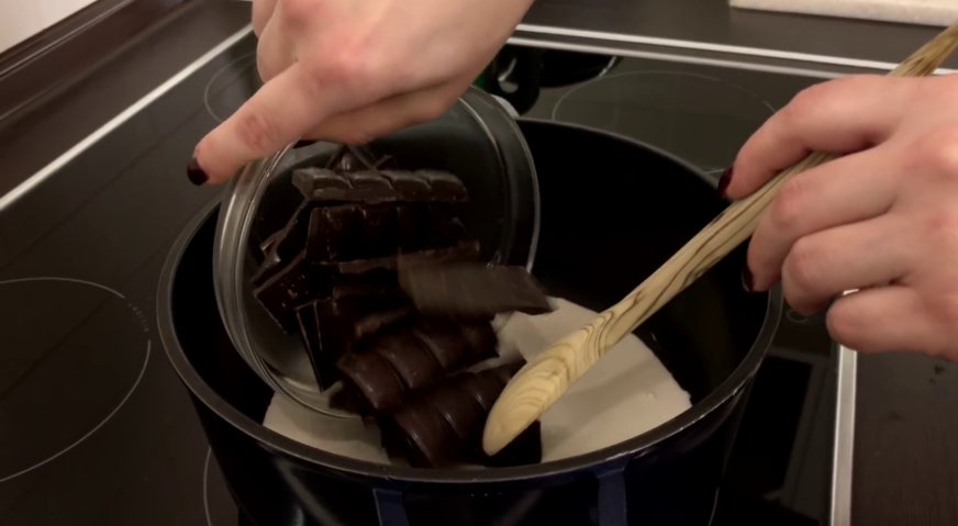 Торт захер: В горячие сливки отправляем шоколад, и помешиваем до растворения. Важно, чтобы масса не начала кипеть.