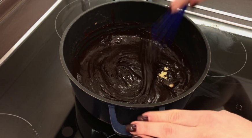 Торт захер: В шоколадную массу добавляем сливочное масло.