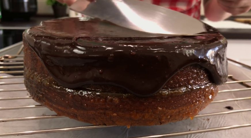 Торт захер: Остывший пропитанный торт поливаем растопленным шоколадом.