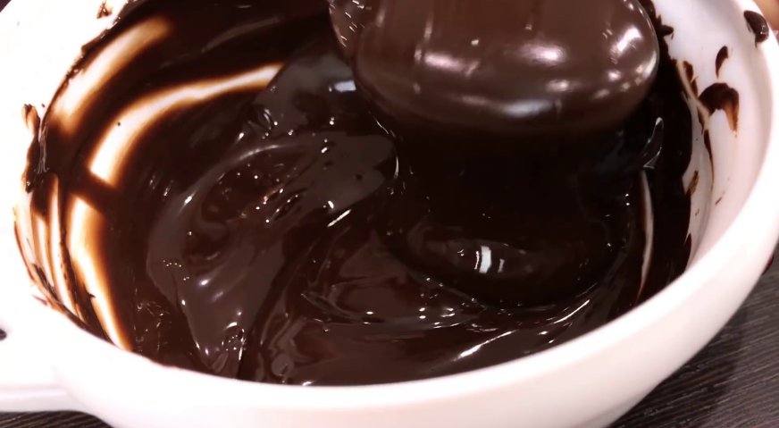 Торт захер: Горький шоколад растопим на водяной бане или в микроволновой печи, каждый 20 секунд размешивая массу.