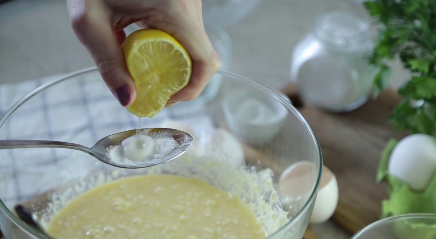 Творожные пончики: Добавляем к массе соду, гашёную лимонным соком.