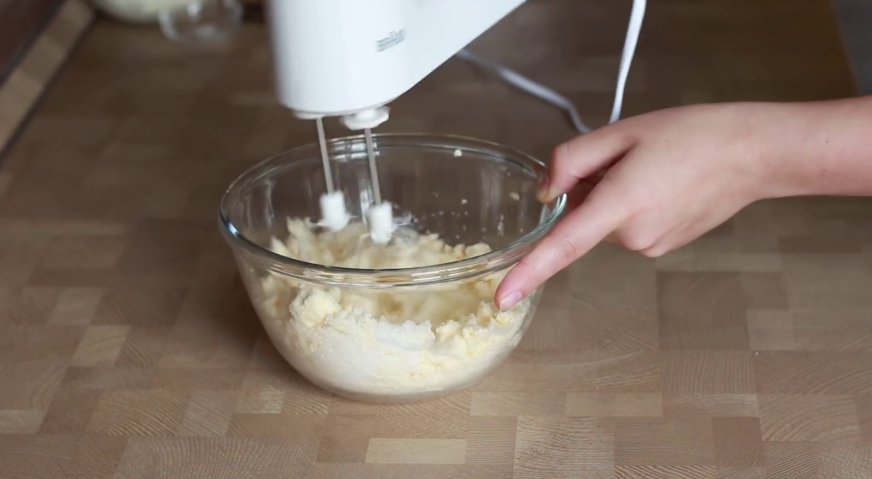 Творожный кекс: Добавляем в размягчённое сливочное масло сахар, и взбиваем миксером в течение 5-7 минут.