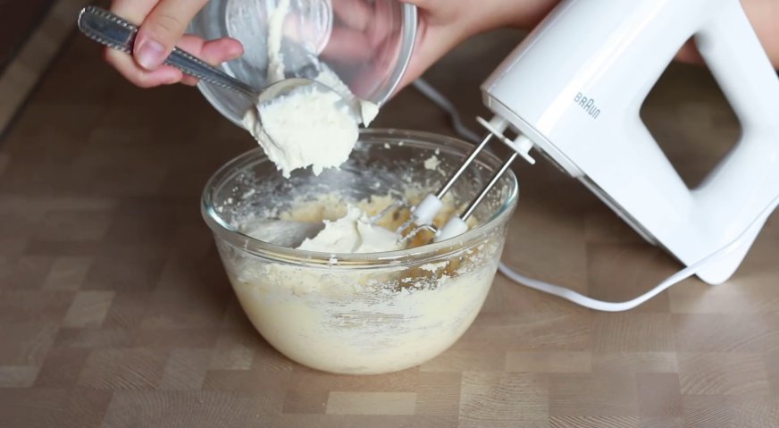 Творожный кекс: Протёртый через сито творог добавляем к масляно-сахарной смеси, и взбиваем миксером.