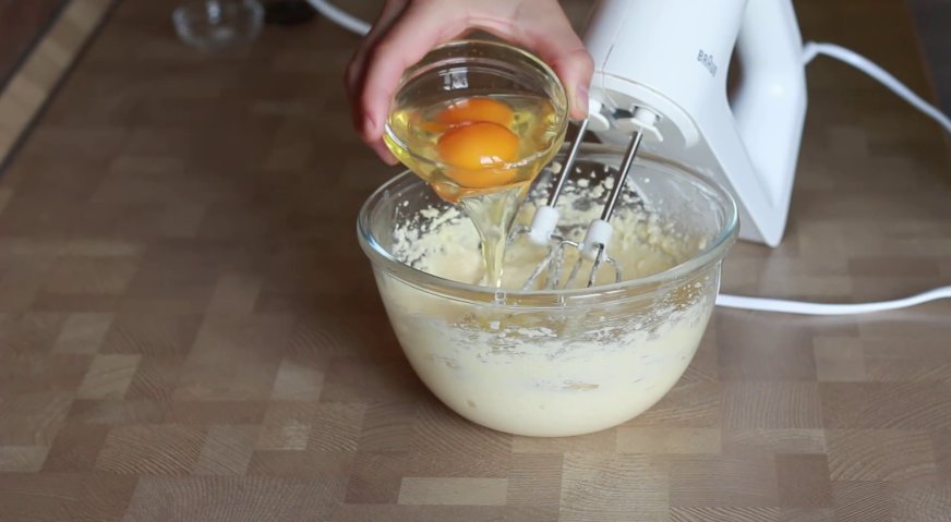 Творожный кекс: По одному вводим яйца.