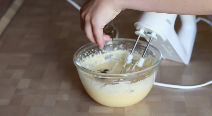Творожный кекс: Добавляем соль и ванильный экстракт.