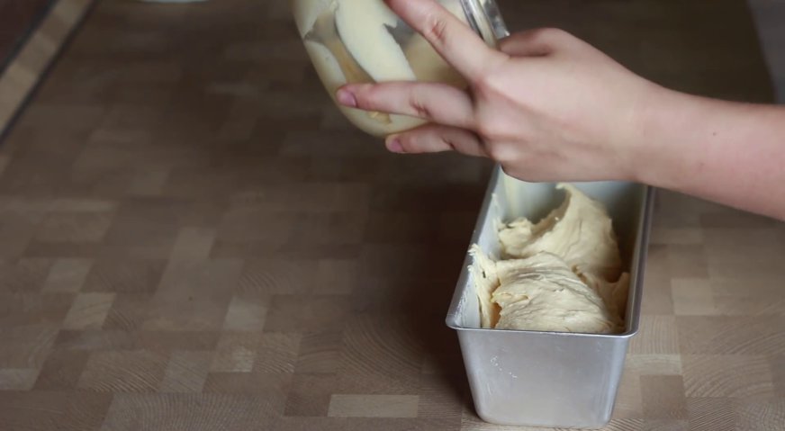 Творожный кекс: Выкладываем тесто в форму, предварительно смазанную сливочным маслом и присыпанную мукой.