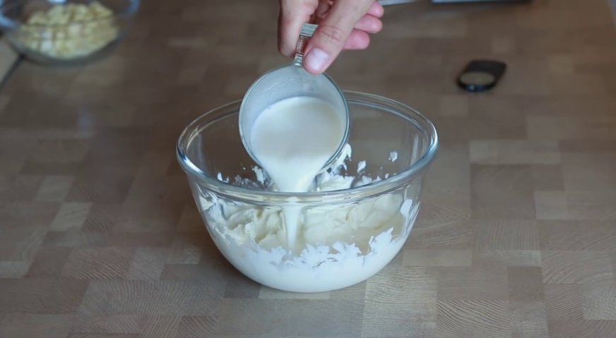 Творожный торт: Выливаем молоко в творог, и размешиваем до однородной консистенции.
