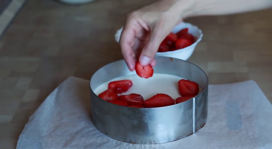 Творожный торт: На слегка загустевший мусс выкладываем ягоды.