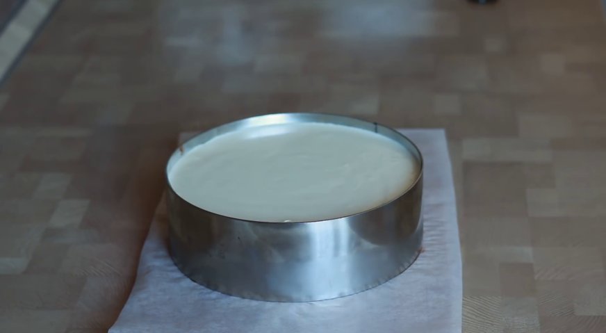 Творожный торт: 10 минут держим торт на столе, чтобы пузырьки воздуха, оставшиеся внутри, поднялись на поверхность. Когда поверхность торта станет идеально