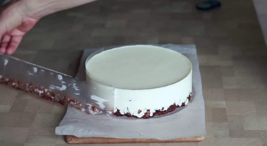 Творожный торт: Аккуратно снимаем с боков ленту.
