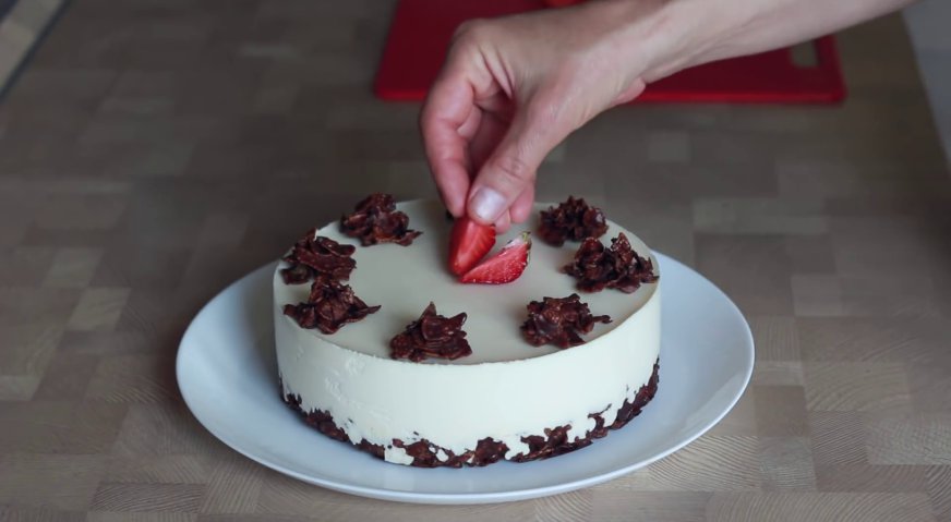 Творожный торт: Выкладываем на поверхность торта декор.