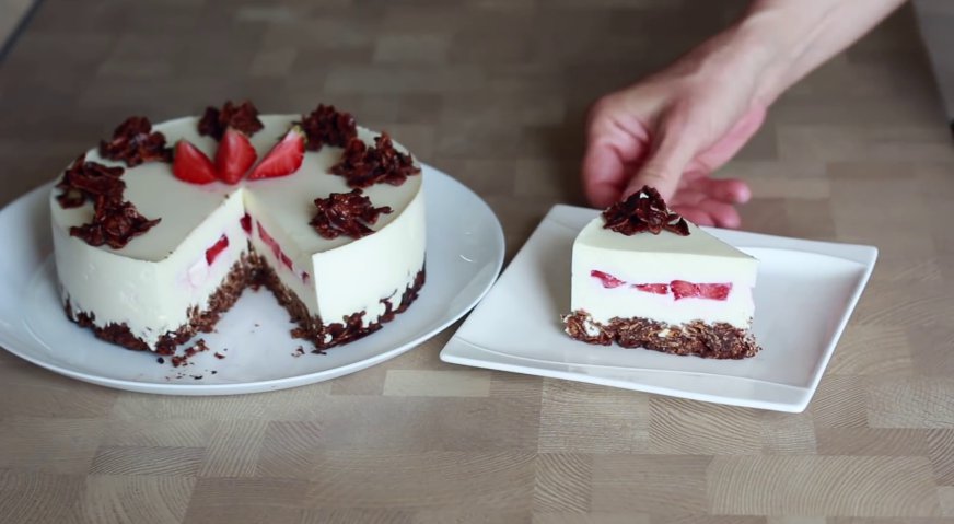 Творожный торт: Нарезаем торт на порционные куски, и подаём к столу. Приятного аппетита!