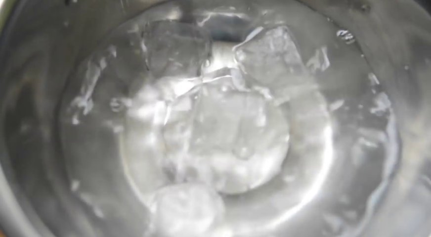 Ванильный пудинг: Охлаждаем нашу смесь на ледяной бани. Для этого в кастрюлю большего диаметра наливаем холодную воду, добавляем кубики льда, опускаем