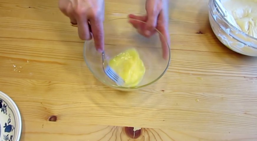 Заварное тесто для эклеров: Оставшуюся яичную массу слегка взбиваем со щепоткой соли. Ею мы будем смазывать поверхность заварного теста перед выпечкой.