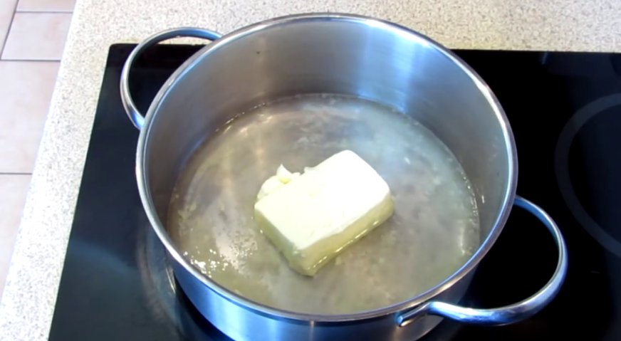 Заварное тесто для эклеров: Наливаем в кастрюльку воду, добавляем соль, сливочное масло, и ставим на огонь.
