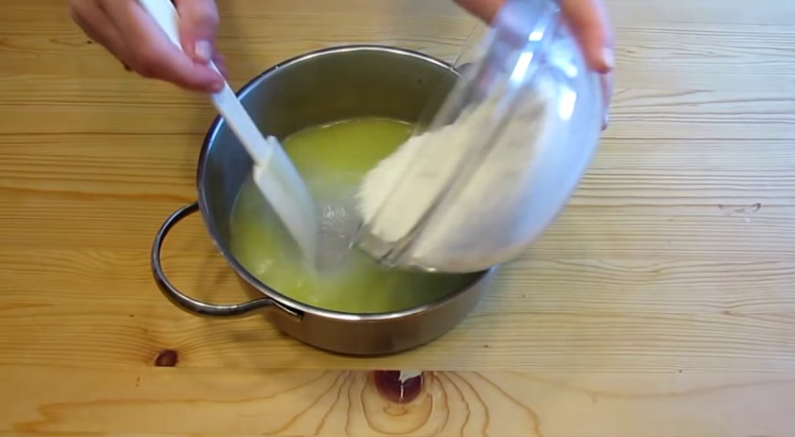 Заварное тесто для эклеров: В горячую воду отправляем муку, и интенсивно растираем, чтобы получить однородное тесто без комочков.
