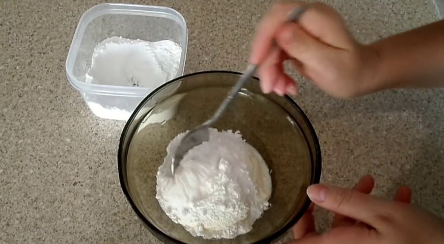 Апельсиновый пирог: Пока пирог выпекается, готовим сметанный крем. Для этого смешиваем жирную сметану с сахарной пудрой до однородной консистенции.