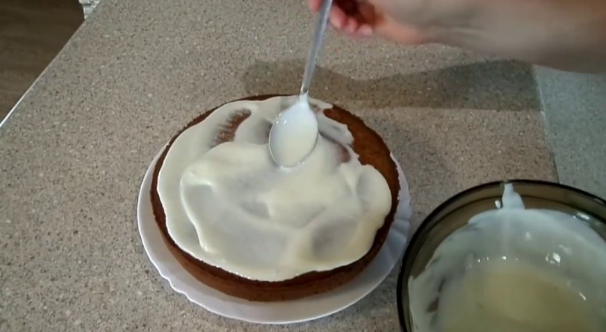Апельсиновый пирог: Готовность пирога проверяем деревянной шпажкой. Вынимаем пирог из формы, и, не дожидаясь остыванием, промазываем сверху сметанным кремом.