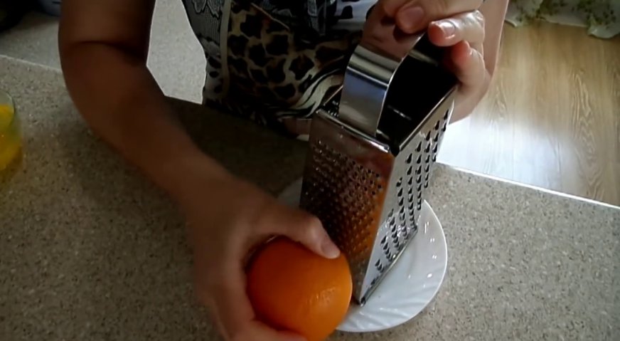 Апельсиновый пирог: Для начала снимем цедру с одного апельсина.