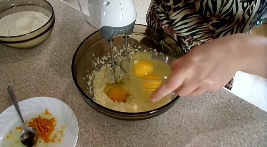 Апельсиновый пирог: В масляную смесь вводим по одному яйца, и продолжаем взбивать.