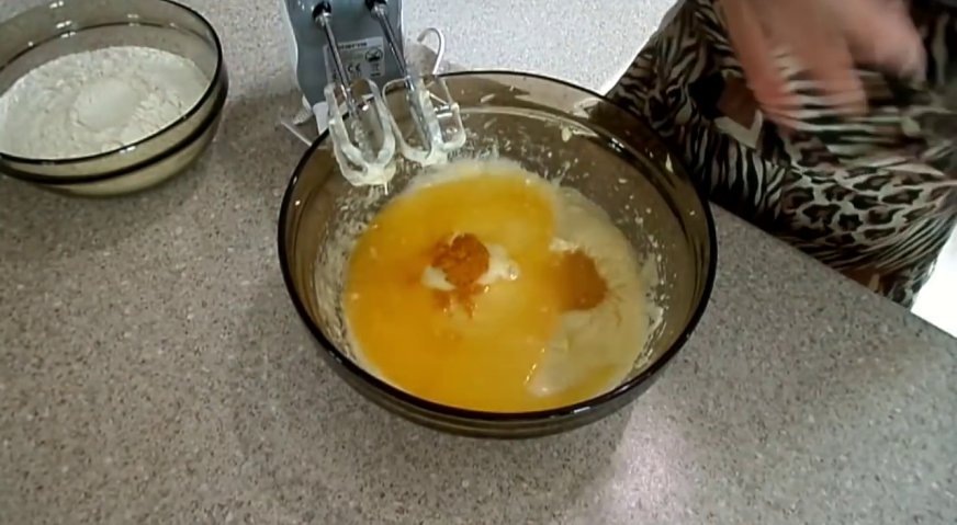 Апельсиновый пирог: В яично-масляную смесь добавляем апельсиновую цедру и сок. Размешиваем до однородности.