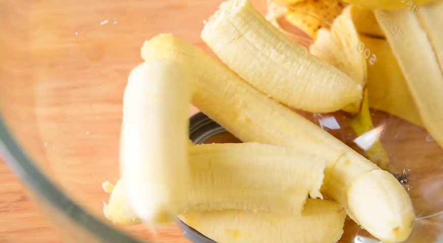 Банановый кекс: Очищаем бананы, и разминаем в пюре. Чем они спелее, тем слаще будет кекс. В идеале бананы должны быть совсем переспевшими с тёмно-коричневой