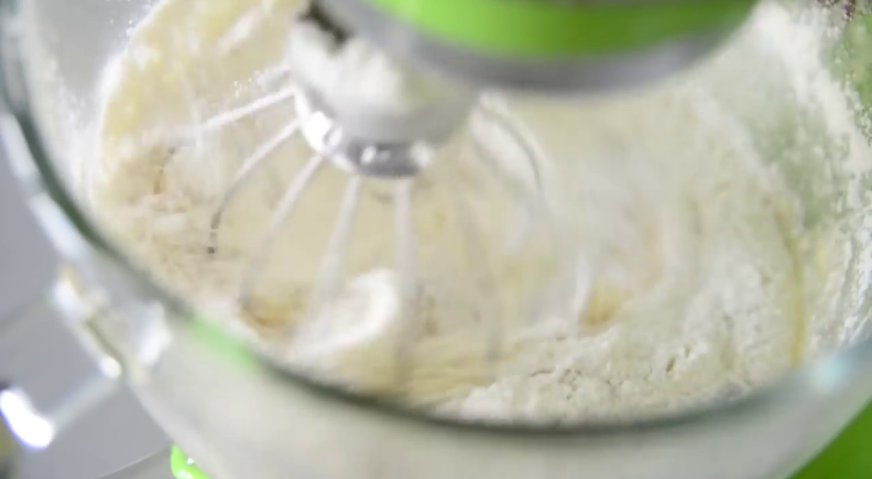 Банановый кекс: В несколько приёмов вводим просеянную муку, смешанную с разрыхлителем и солью.