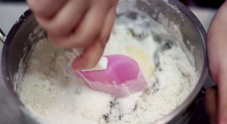 Черемуховый торт: Когда черёмуховая мука набухнет, добавляем к ней яйца, просеянную муку, соду, гашённую уксусом, сахар, и перемешиваем до однородной консистенции