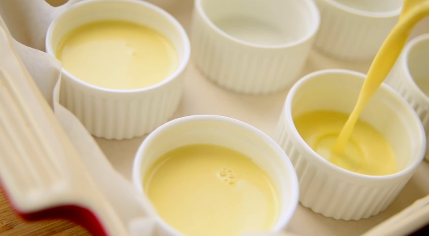 Десерт крем-брюле: Наполняем формочки на 3/4 ванильным кремом.