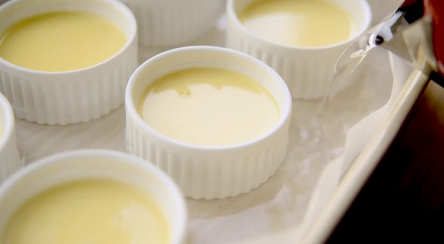 Десерт крем-брюле: Распределив весь крем, заливаем форму кипятком до 1/3 высоты бортов.