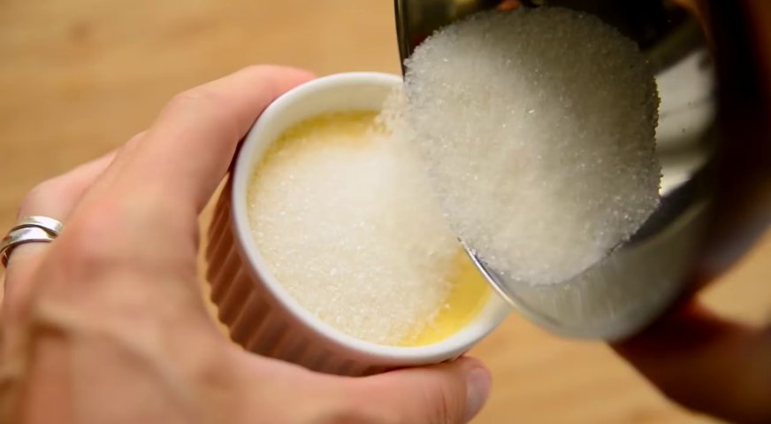 Десерт крем-брюле: Поверхность остывшего крема посыпаем сахаром. Излишки стряхиваем и удаляем кристаллики со стенок формы.